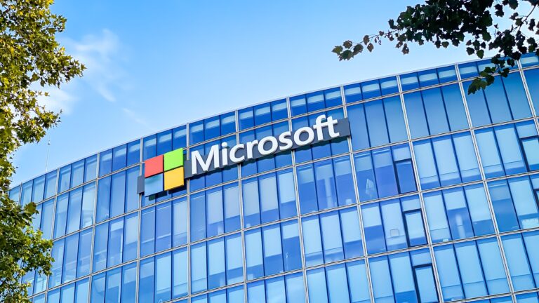 Massive Microsoft outage disrupts global websites and services